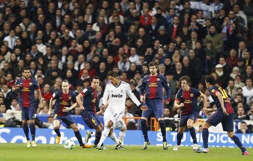 Rafael Varane Dikepung 6 Pemain Barcelona